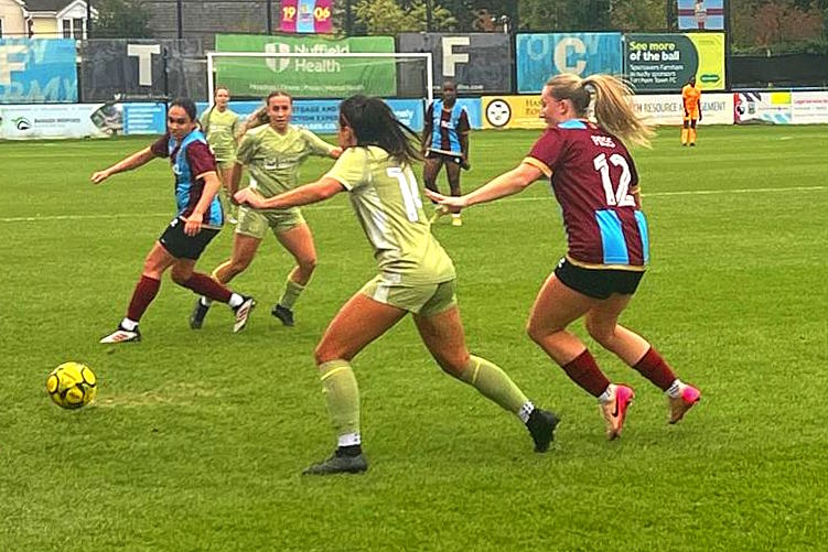 Esme Lancaster (foreground) and Wiki Fronc combine to make headway down the O's right.