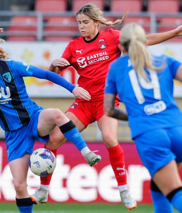 Lois Heuchan in action at Brisbane Road